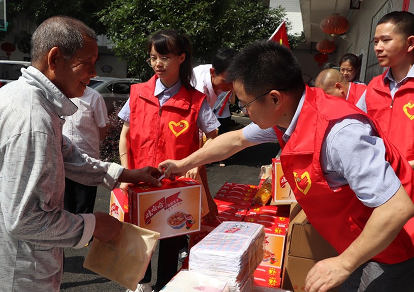 为增强党组织的活力和凝聚力，，施展党员先锋模范带举措用。。。。。6月28日上午，，在庆祝建党102周年之际，，江西Z6尊龙旗舰厅电声科技有限公司党支部来到了桐木镇庆幸敬老院