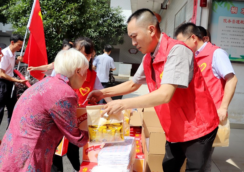 为增强党组织的活力和凝聚力，，施展党员先锋模范带举措用。。。。。6月28日上午，，在庆祝建党102周年之际，，江西Z6尊龙旗舰厅电声科技有限公司党支部来到了桐木镇庆幸敬老院